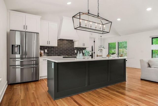 9101 Wenonga Road, Leawood, KS 66206