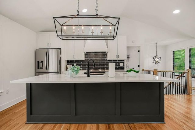 9101 Wenonga Road, Leawood, KS 66206
