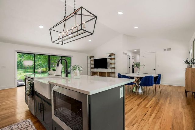 9101 Wenonga Road, Leawood, KS 66206