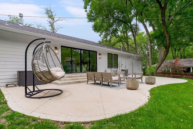 9101 Wenonga Road, Leawood, KS 66206