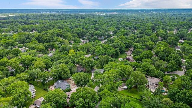 9101 Wenonga Road, Leawood, KS 66206