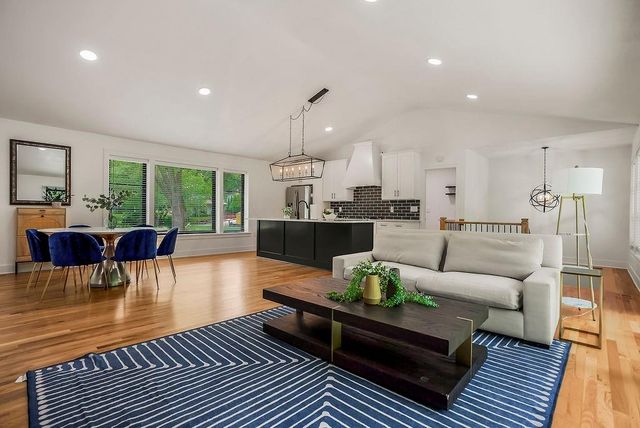9101 Wenonga Road, Leawood, KS 66206