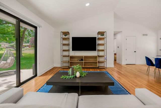 9101 Wenonga Road, Leawood, KS 66206
