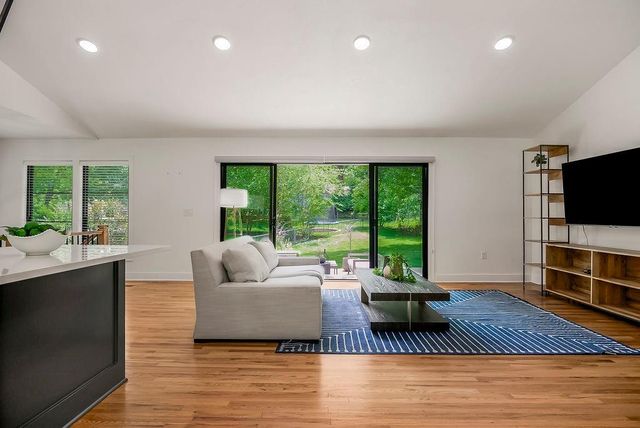 9101 Wenonga Road, Leawood, KS 66206
