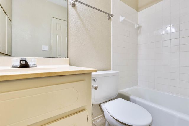 8806 Springmail CIR B, Austin, TX 78729