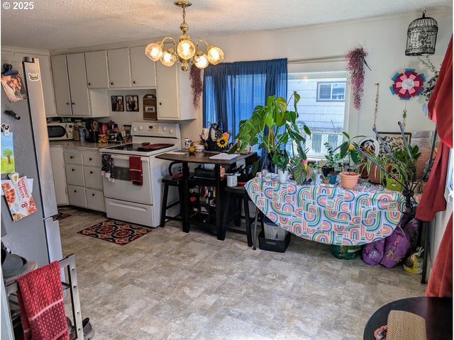 293 N EMPIRE Blvd, Coos Bay, OR 97420