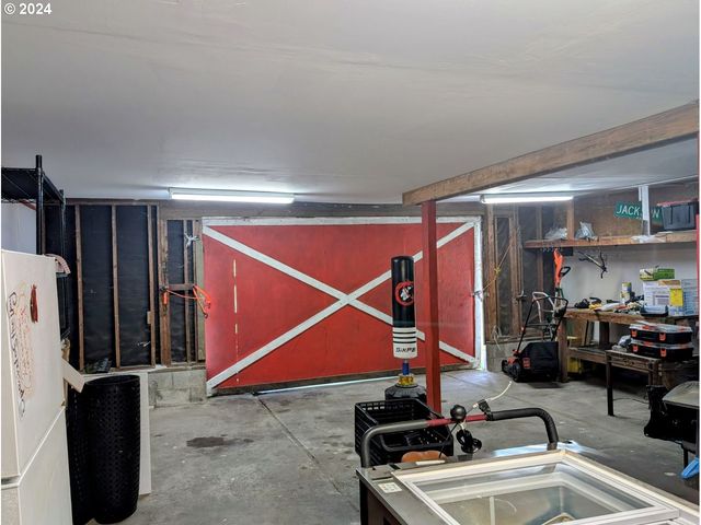 293 N EMPIRE Blvd, Coos Bay, OR 97420