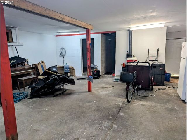 293 N EMPIRE Blvd, Coos Bay, OR 97420