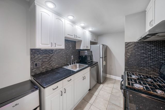 1460 Fairlane Drive 312, Schaumburg, IL 60193
