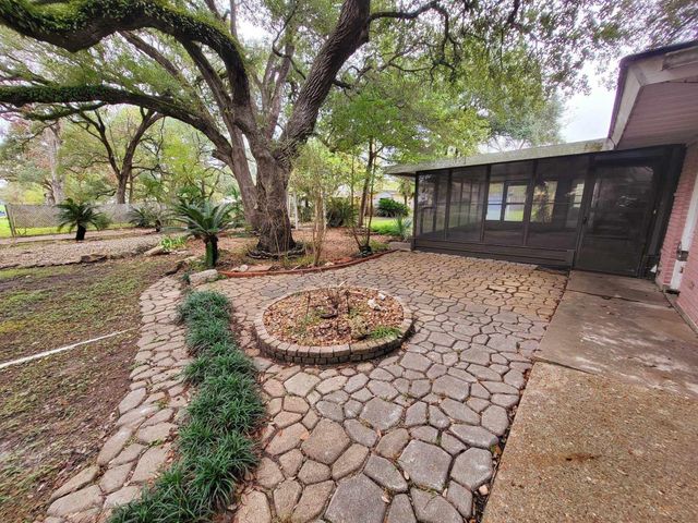 706 Maple Street, Sweeny, TX 77480