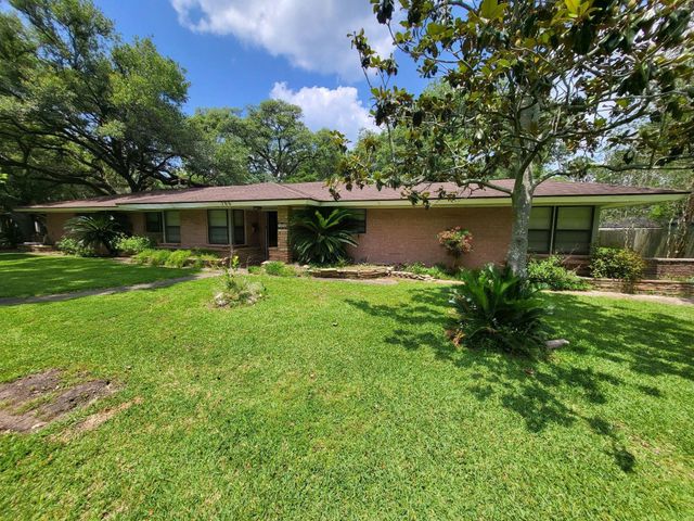 706 Maple Street, Sweeny, TX 77480