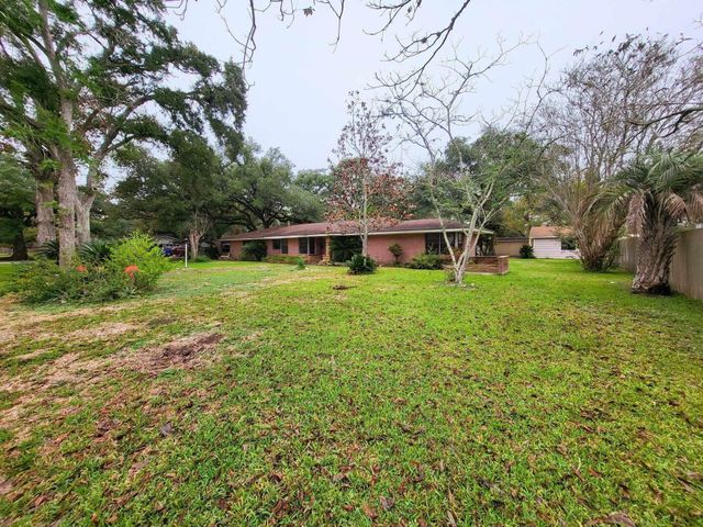 706 Maple Street, Sweeny, TX 77480