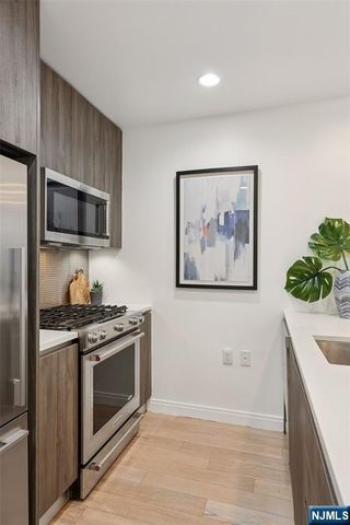 160 1st Street 1013, Jersey City, NJ 07302