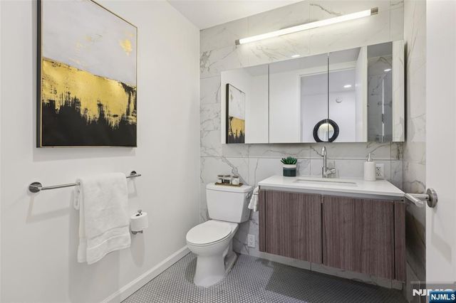 160 1st Street 1013, Jersey City, NJ 07302