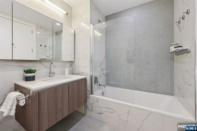 160 1st Street 1013, Jersey City, NJ 07302