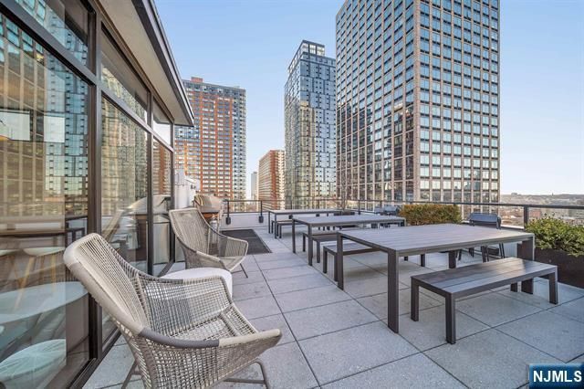 160 1st Street 1013, Jersey City, NJ 07302