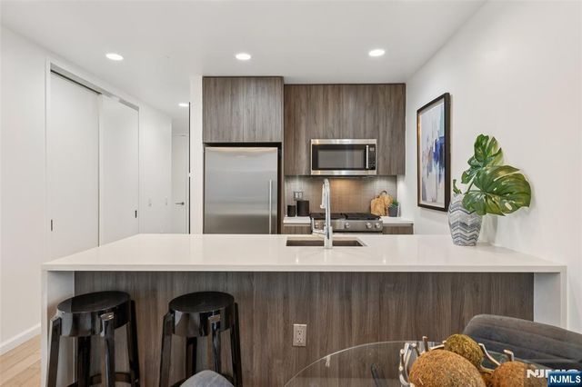 160 1st Street 1013, Jersey City, NJ 07302