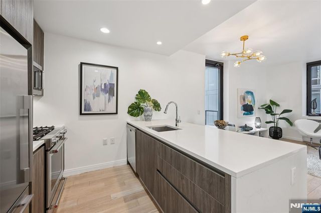 160 1st Street 1013, Jersey City, NJ 07302