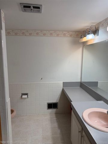 29276 Hoover Road 276, Warren, MI 48093