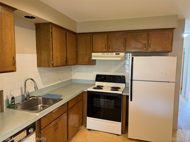29276 Hoover Road 276, Warren, MI 48093