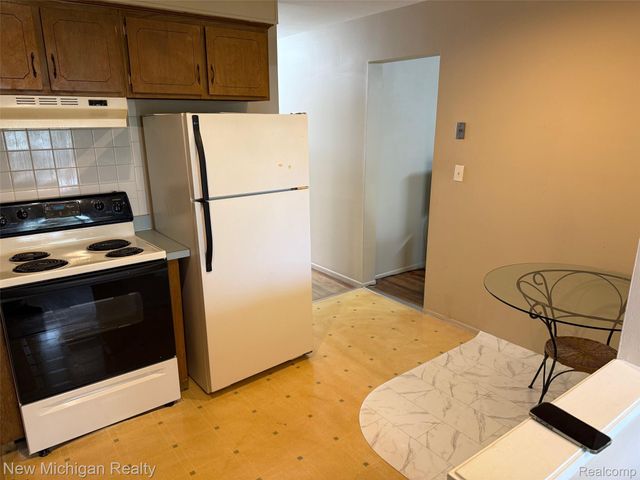 29276 Hoover Road 276, Warren, MI 48093