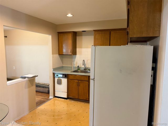 29276 Hoover Road 276, Warren, MI 48093