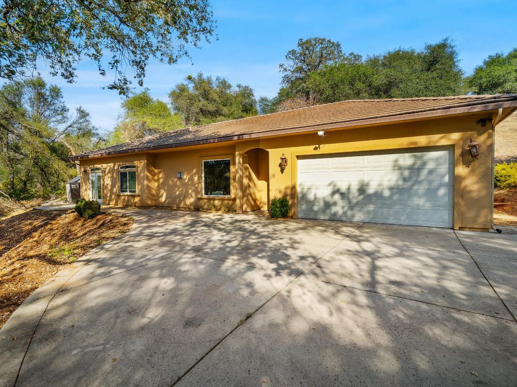 7075 Ridge Rd, Newcastle, CA 95658