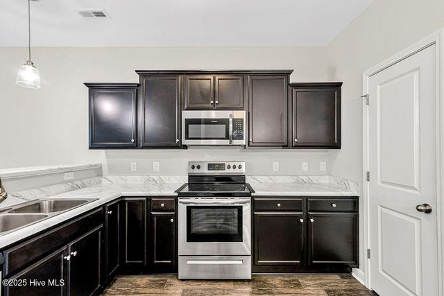 10 Jaydn Drive W, Jacksonville, NC 28546