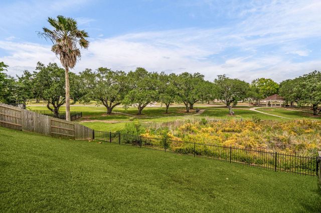 108 Marina Oaks Drive, Kemah, TX 77565