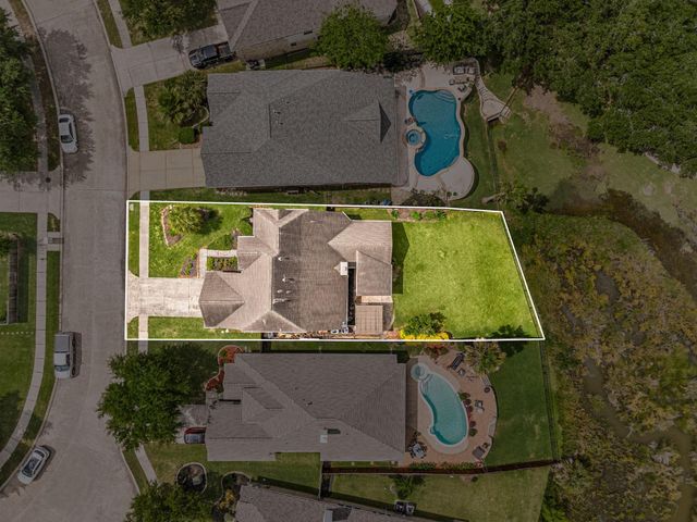 108 Marina Oaks Drive, Kemah, TX 77565