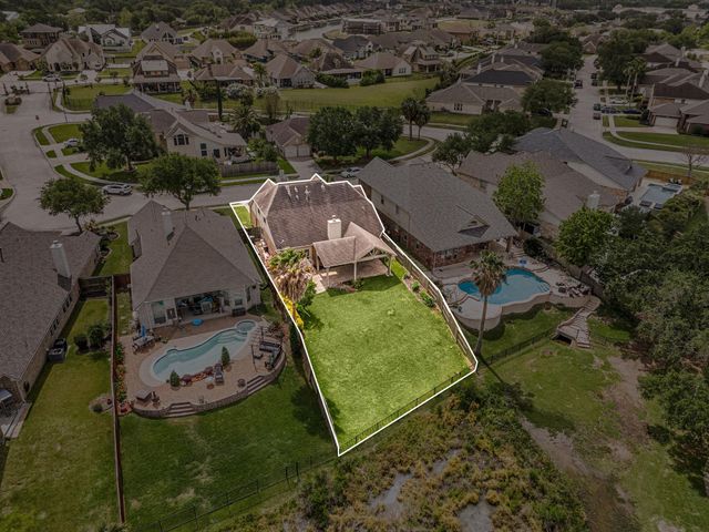 108 Marina Oaks Drive, Kemah, TX 77565