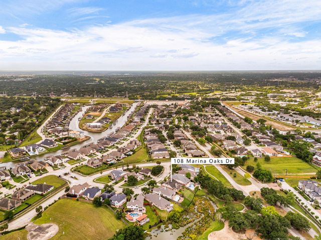 108 Marina Oaks Drive, Kemah, TX 77565
