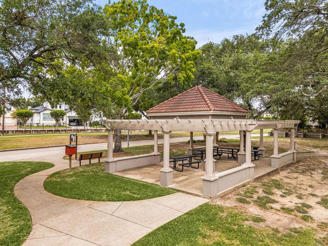 108 Marina Oaks Drive, Kemah, TX 77565