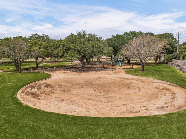 108 Marina Oaks Drive, Kemah, TX 77565