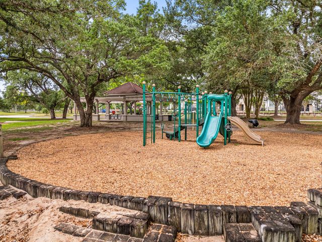 108 Marina Oaks Drive, Kemah, TX 77565