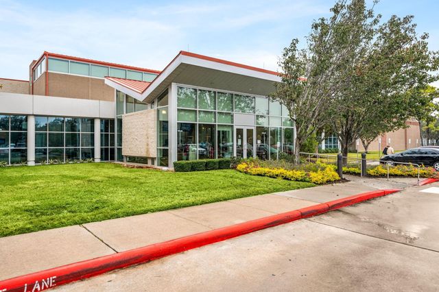 108 Marina Oaks Drive, Kemah, TX 77565