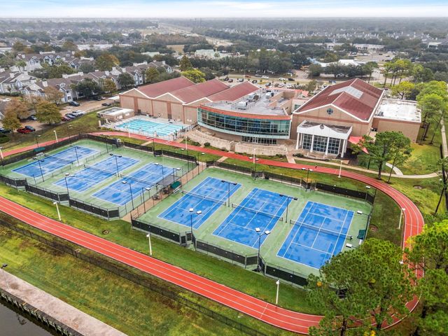 108 Marina Oaks Drive, Kemah, TX 77565