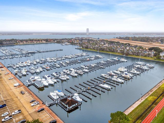 108 Marina Oaks Drive, Kemah, TX 77565