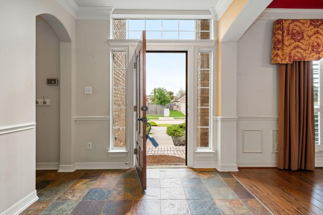 108 Marina Oaks Drive, Kemah, TX 77565