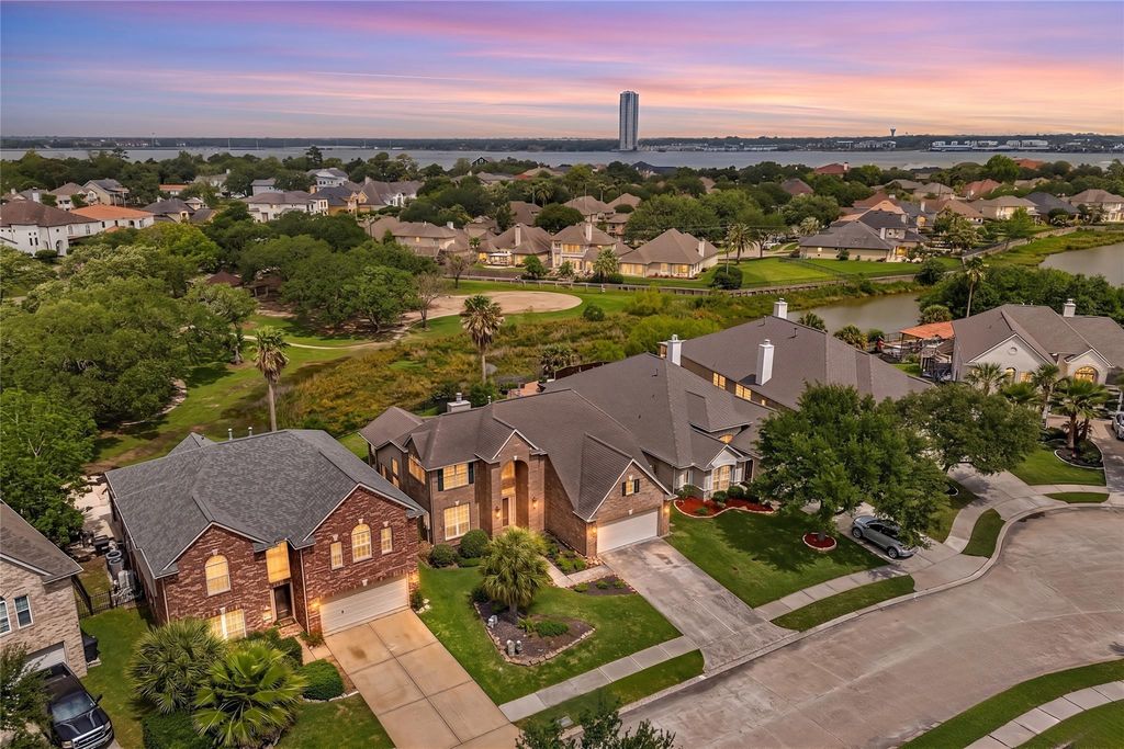 108 Marina Oaks Drive, Kemah, TX 77565