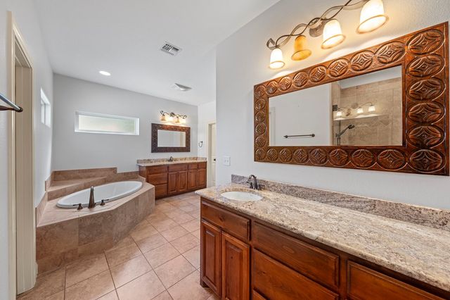 100 E St Andrews Loop, Kerrville, TX 78028