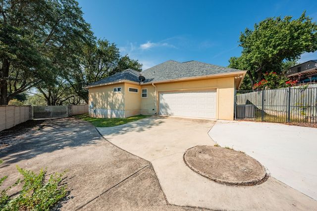 100 E St Andrews Loop, Kerrville, TX 78028