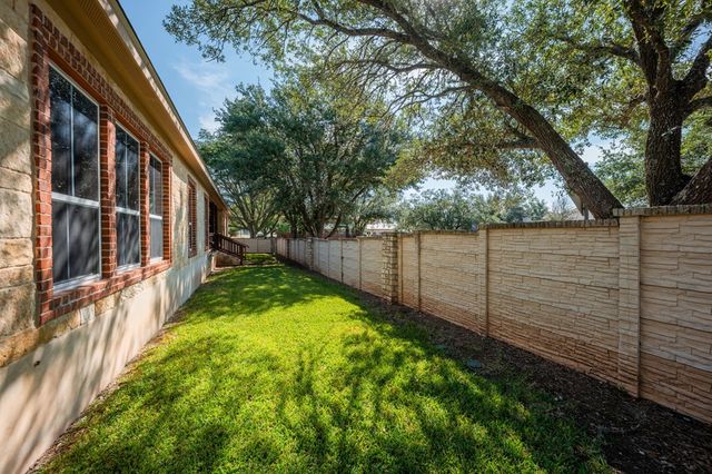 100 E St Andrews Loop, Kerrville, TX 78028