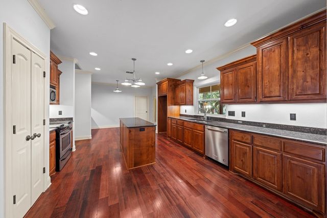 100 E St Andrews Loop, Kerrville, TX 78028