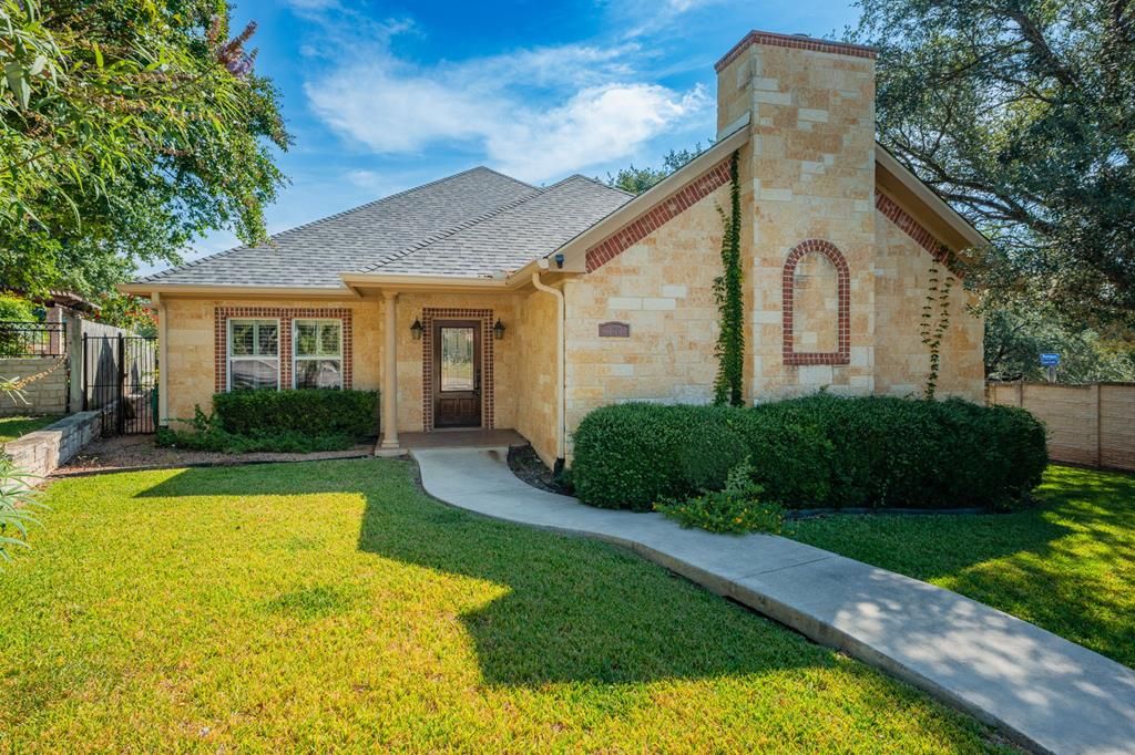 100 E St Andrews Loop, Kerrville, TX 78028