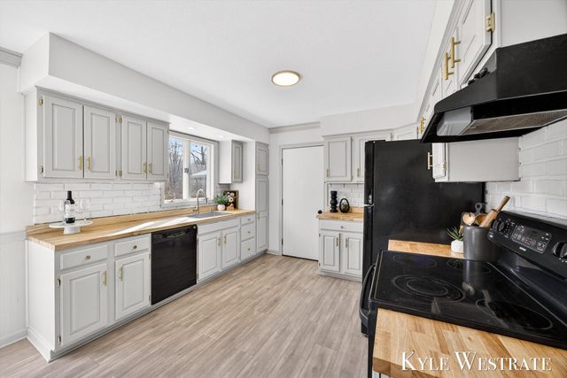 1763 E Pontaluna Road, Spring Lake, MI 49456