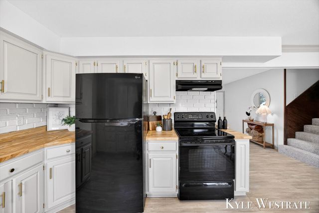 1763 E Pontaluna Road, Spring Lake, MI 49456