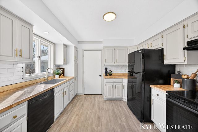 1763 E Pontaluna Road, Spring Lake, MI 49456