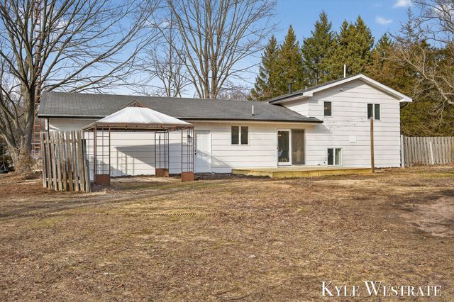 1763 E Pontaluna Road, Spring Lake, MI 49456