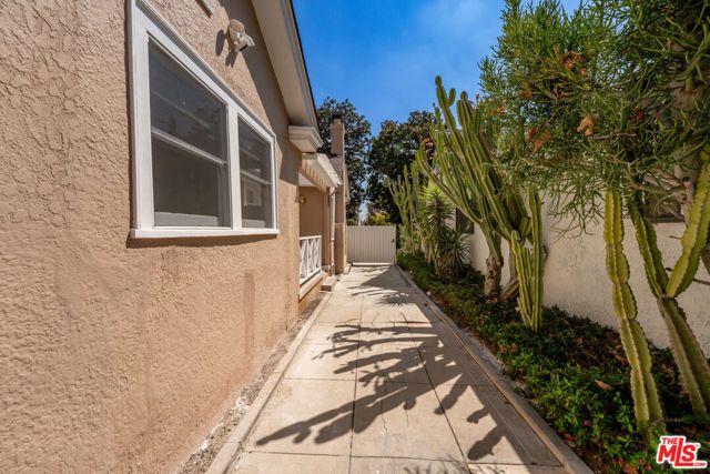 1919 N Catalina Street, Los Angeles, CA 90027